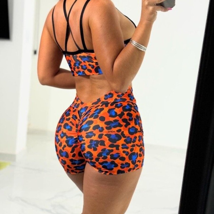 SHORT EN V ATRAS PRIN NARANJA