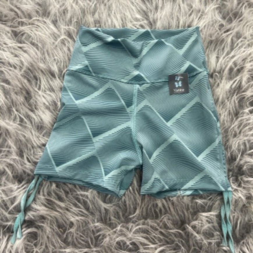 SHORT VERDE CON VERDE OSCURO