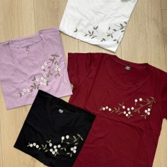 remera ramas bordadas