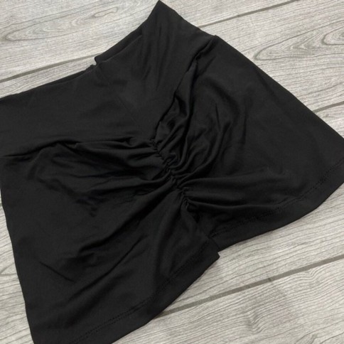 SHORT CON FRUNCE NEGRO