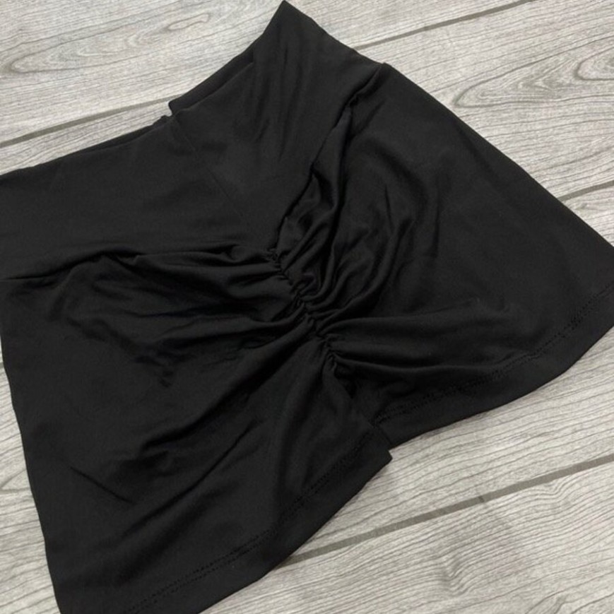 SHORT CON FRUNCE NEGRO