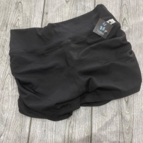 SHORT NEGRO FRUNCE COSTADO EN V ATRAS