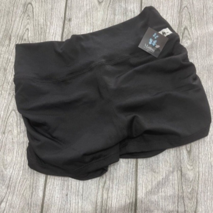 SHORT NEGRO FRUNCE COSTADO EN V ATRAS