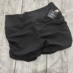 SHORT NEGRO FRUNCE COSTADO EN V ATRAS