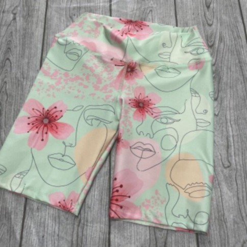 CICLISTA VERDE CON ROSA CARITA