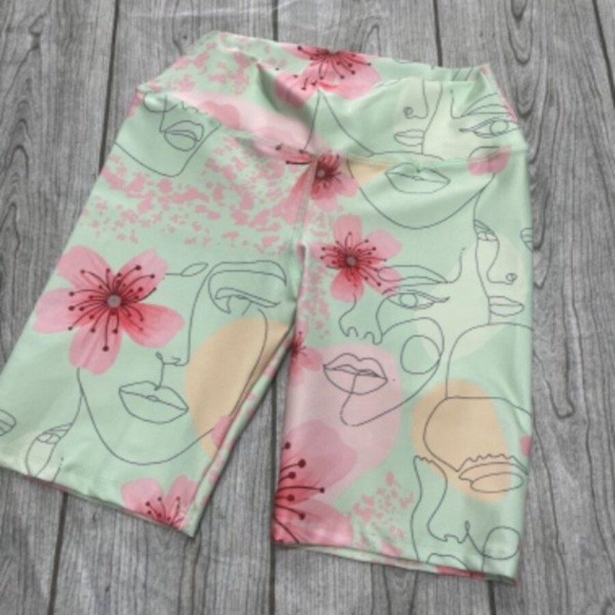 CICLISTA VERDE CON ROSA CARITA