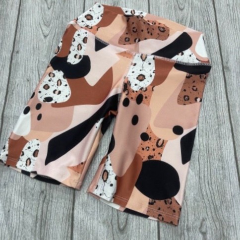 CICLISTA MARRON BLANCO NEGRO