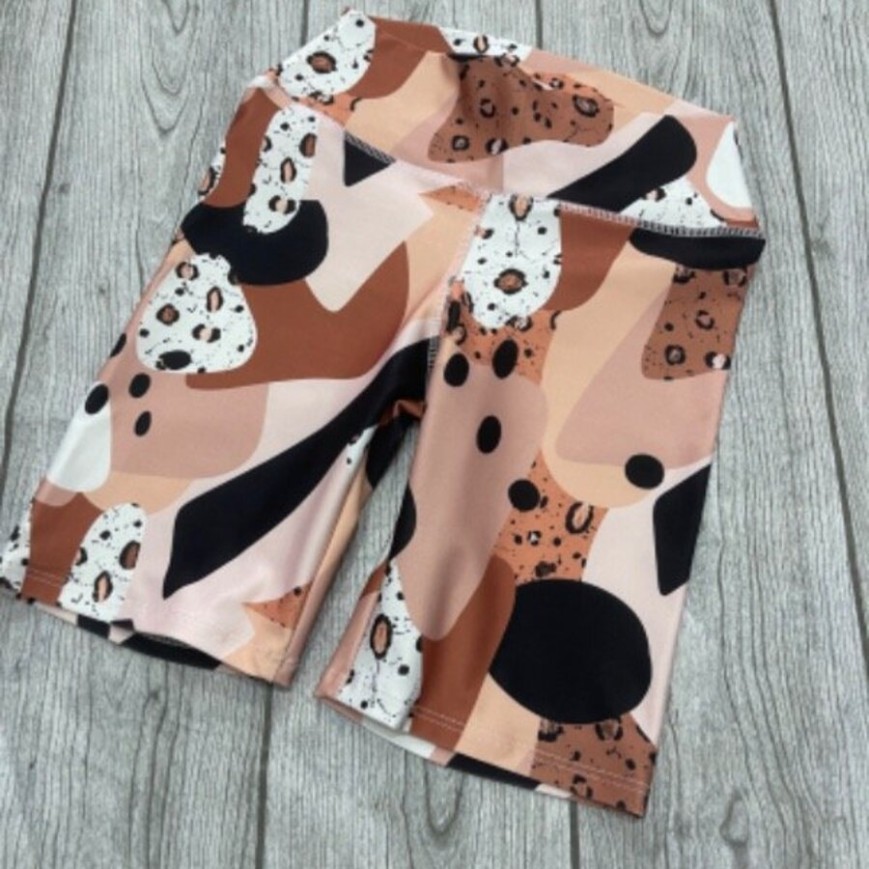 CICLISTA MARRON BLANCO NEGRO