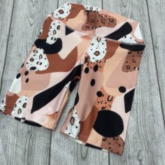 CICLISTA MARRON BLANCO NEGRO