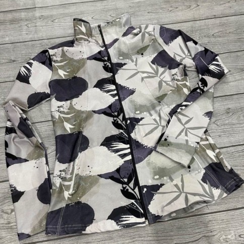 CAMPERA ESTAMPADA TONOS VERDES