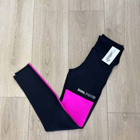 CALZA NEGRA, CON COLOR EN UNA PIERNA