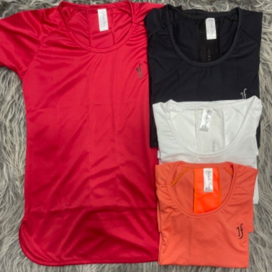 REMERA CON TIRA TRANSPARENTE ATRAS