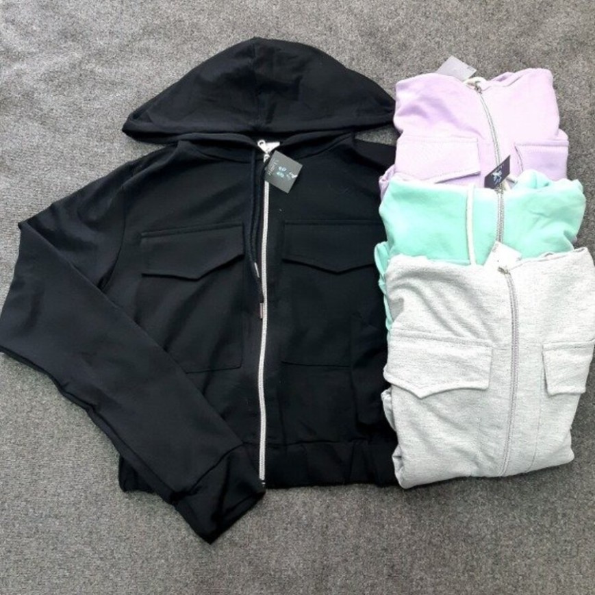 CAMPERA CON BOLSILLOS ADELANTE