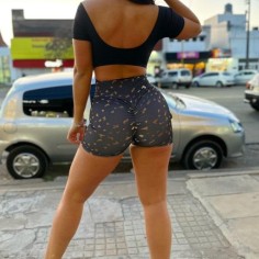 SHORT NEGRO CON DORADO