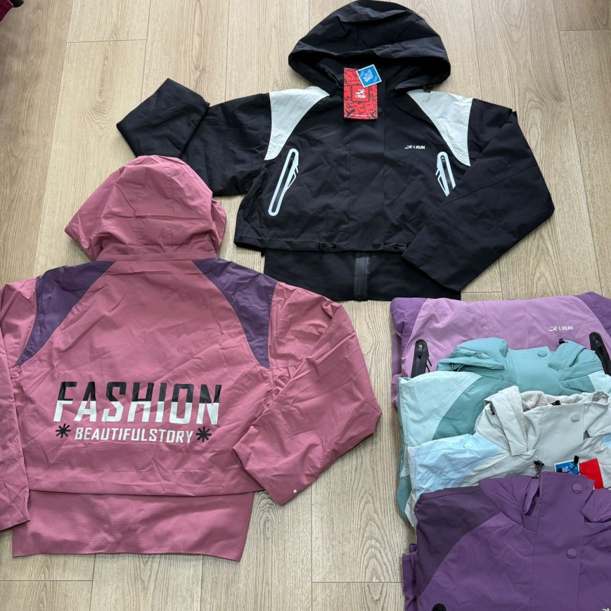 CAMPERA CROP ROMPEVIENTO fashion