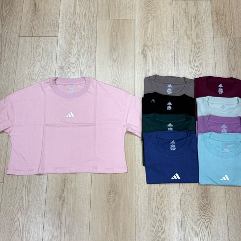 REMERA CROP LOGO 3D