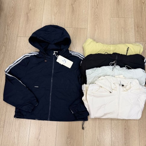 CAMPERA CON DETALLE MANGAS RUSTICA ROMPEVIENTO