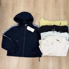 CAMPERA CON DETALLE MANGAS RUSTICA ROMPEVIENTO